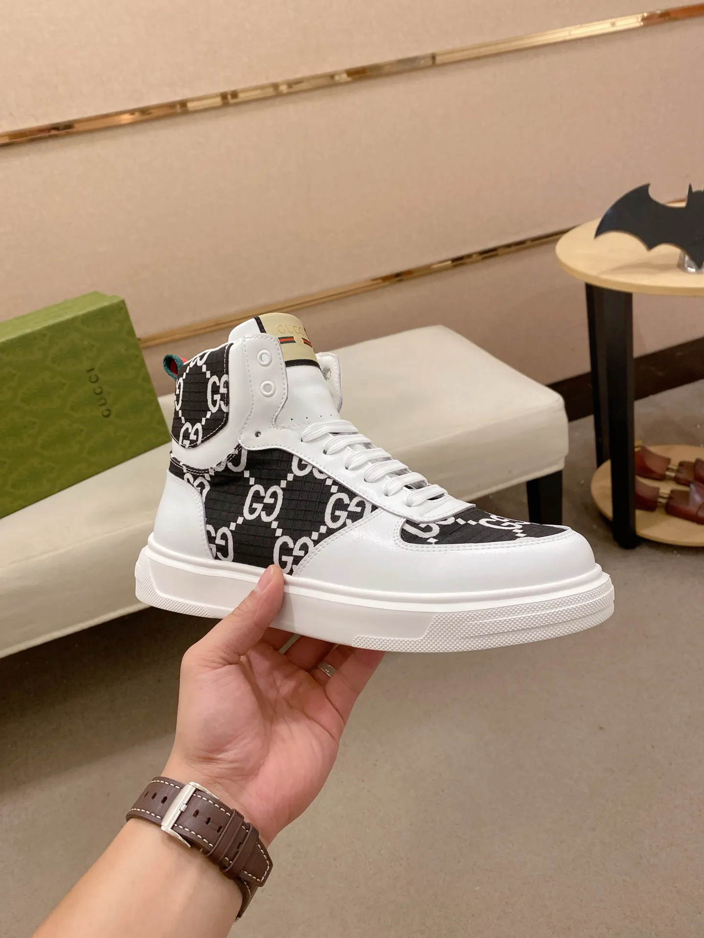 Men's clothing and shoes: 420💰 (GUCCI) The latest model from the official website🎁🎁Casual and fashionable men's shoes👟, hot style💥The version is simple and elegant, exclusive for trendy men. The unique latest brand elements from the official website👑Original Gucci decoration, fashionable and generous, the fabric is original cowhide ✅Mesh breathable lining, the official website specifies wear-resistant casual outsole, the classic model is taken in kind at the counter🎬38-44 (can be customized for 45 non-refundable)